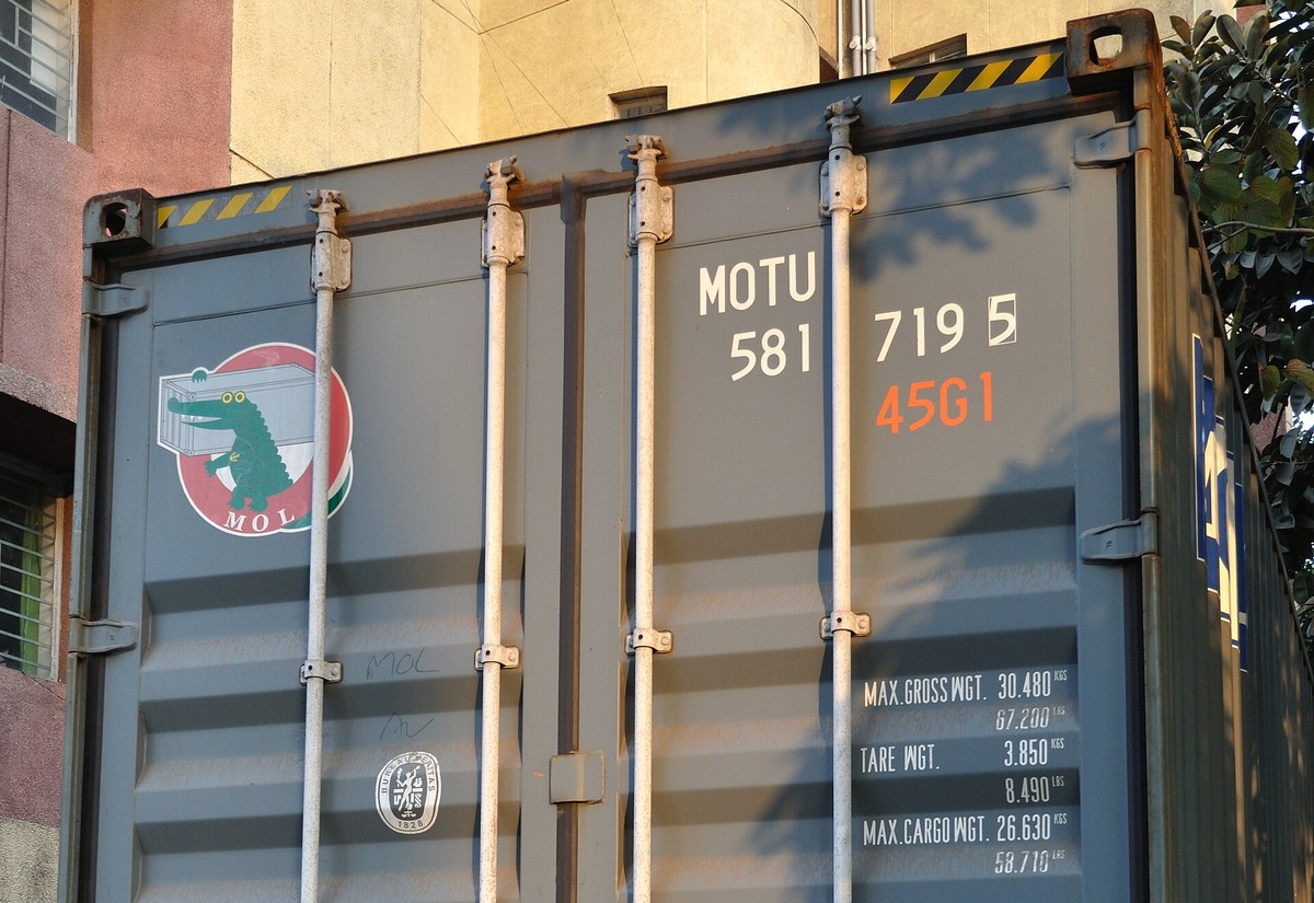 Einzelner klassischer gerippter Übersee-/ISO-Container mit Stahltüren