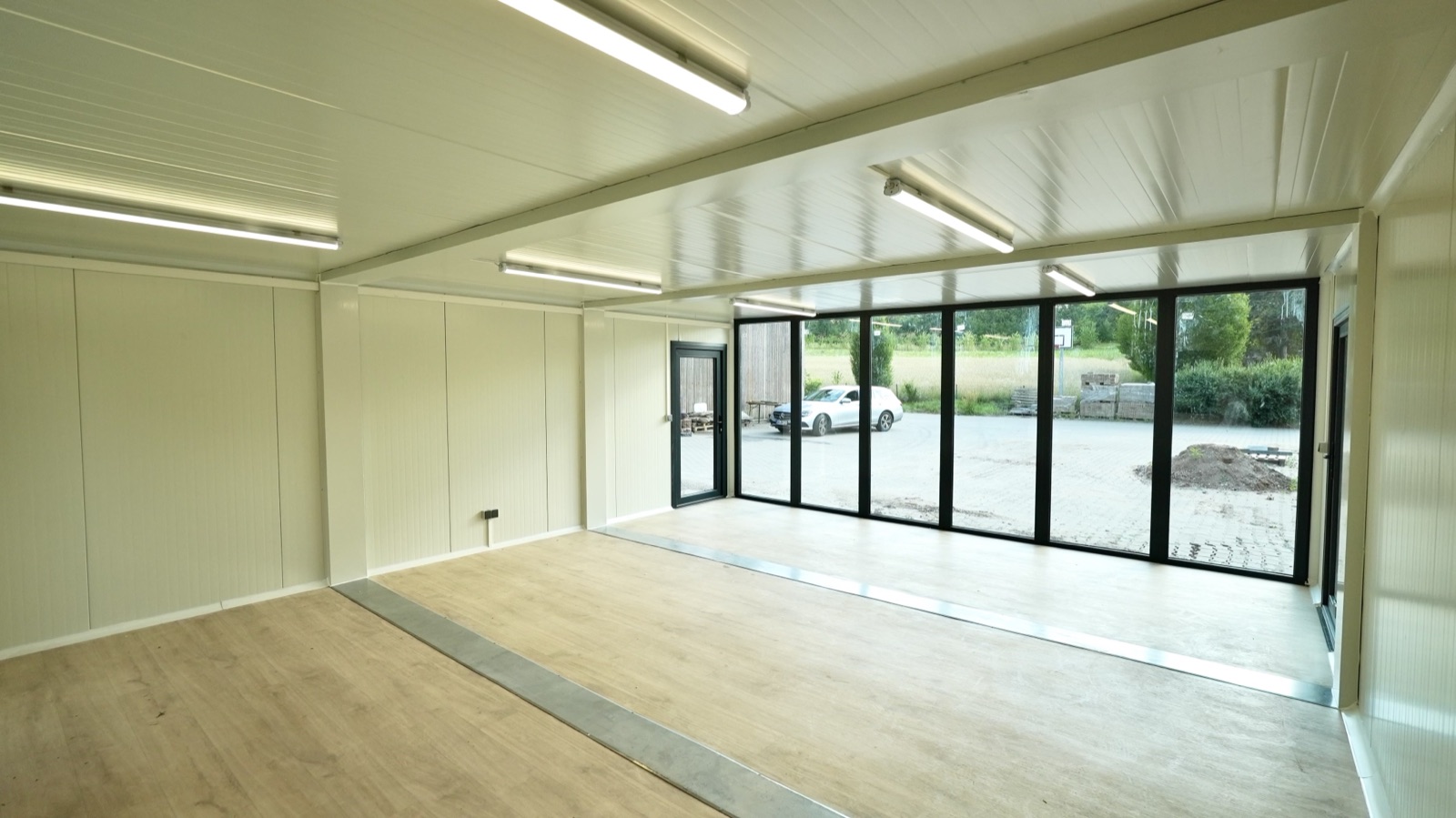 Innenraum der anthrazit Glas-Mehrfachanlage mit offener Modulfläche und Glasfront