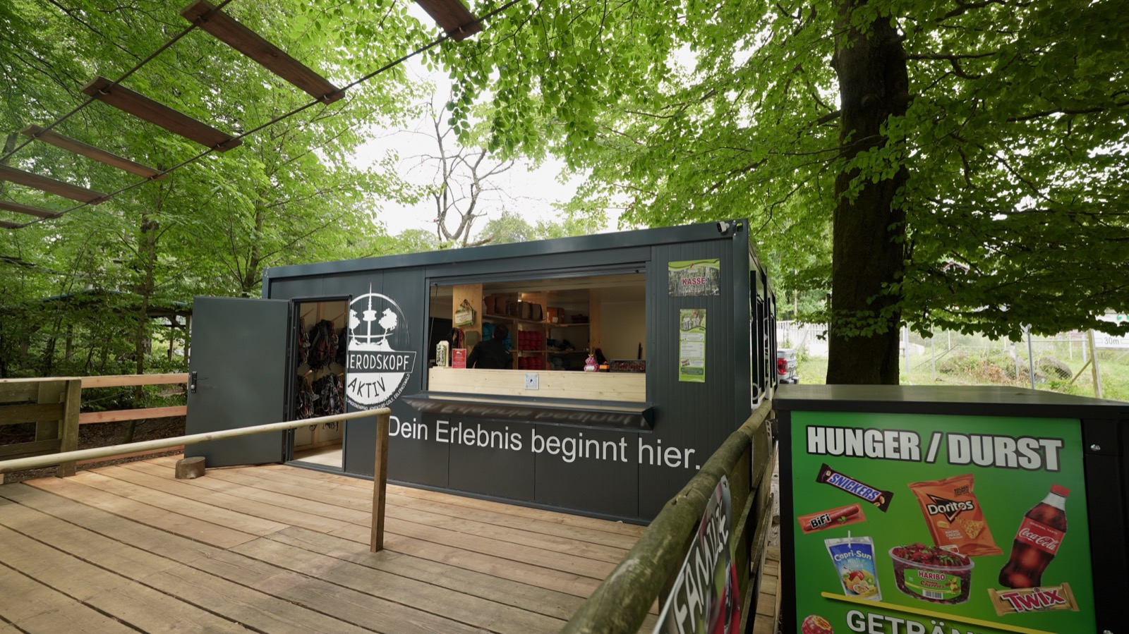 Hoherodskopf Aktiv: Kassen- und Ausgabefenster am Kletterwald-Container