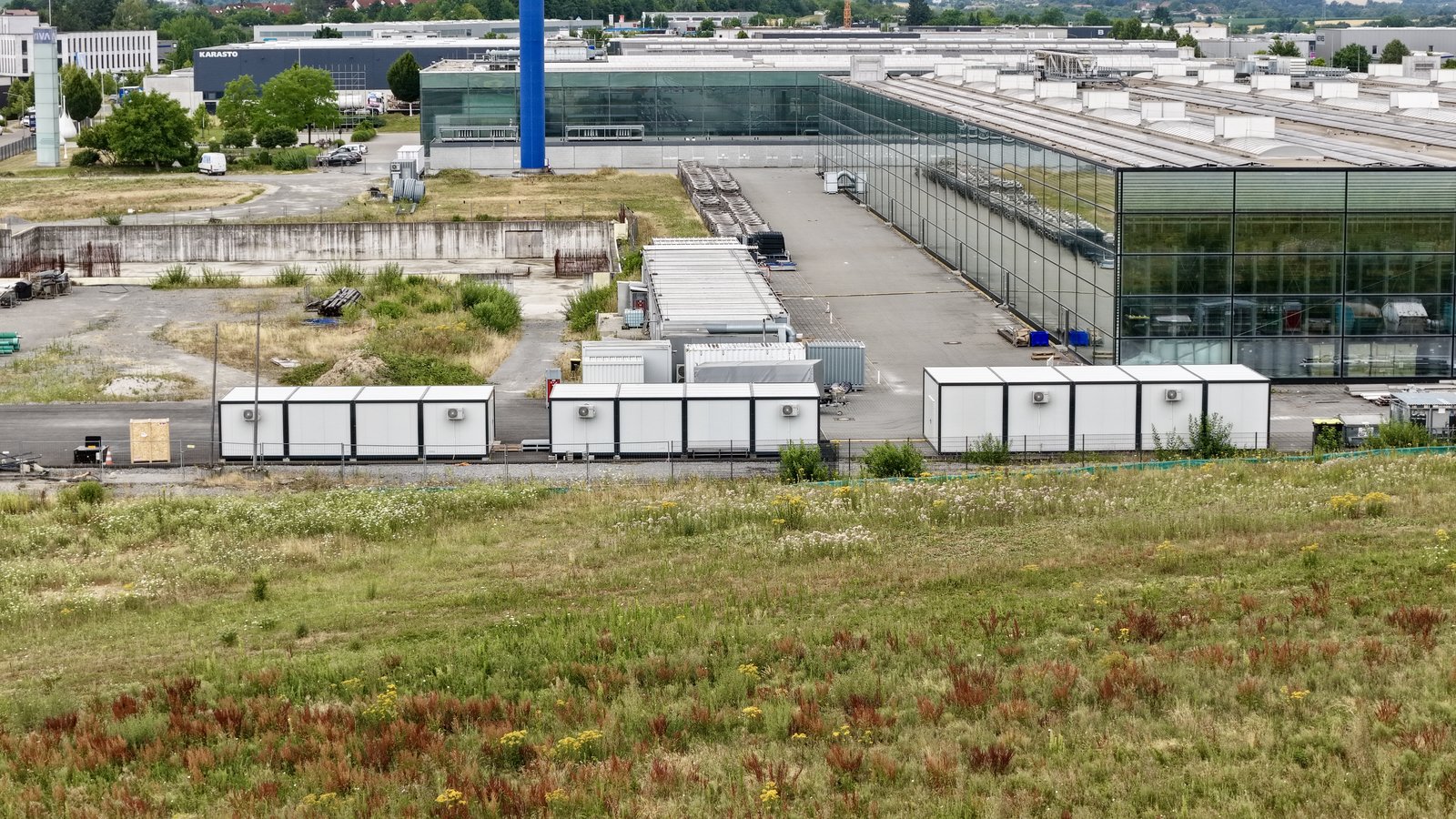 Erhöhte Ansicht mehrerer Containergruppen auf dem Werksgelände