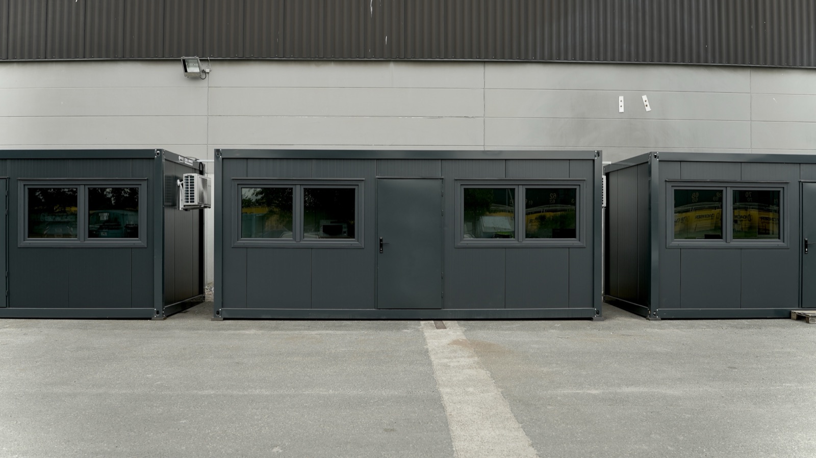 Drei Büromodule für den Industriebereich