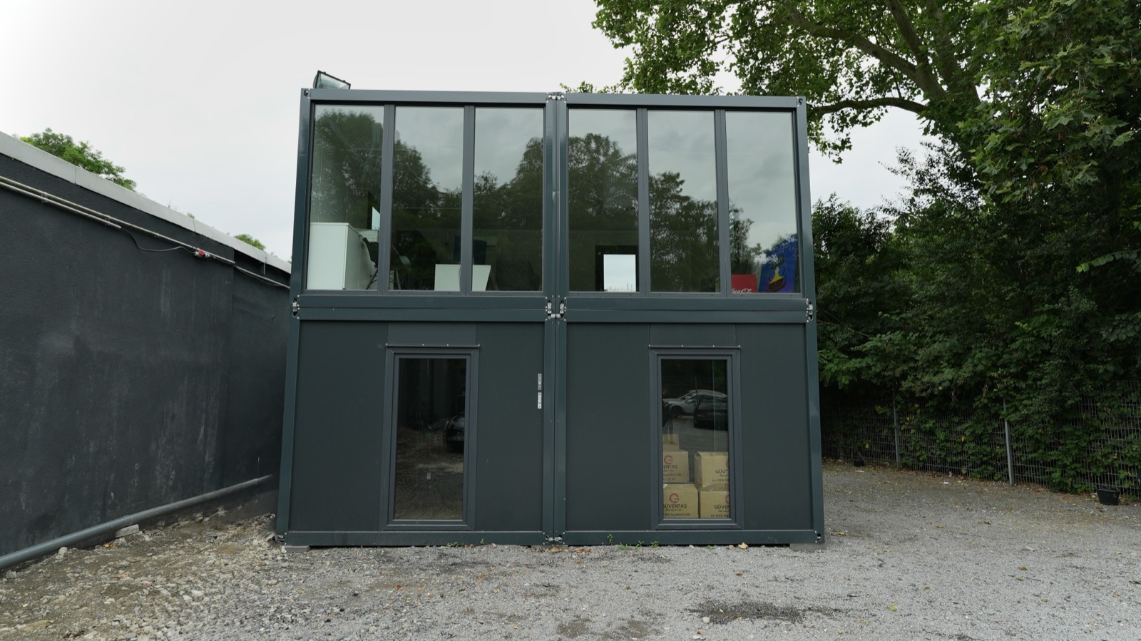 Zweigeschossige Glas-Büroanlage