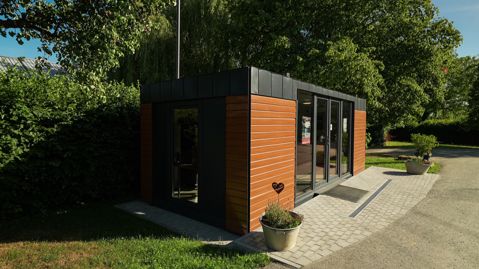 Verkaufspavillon Wood und Anthrazit