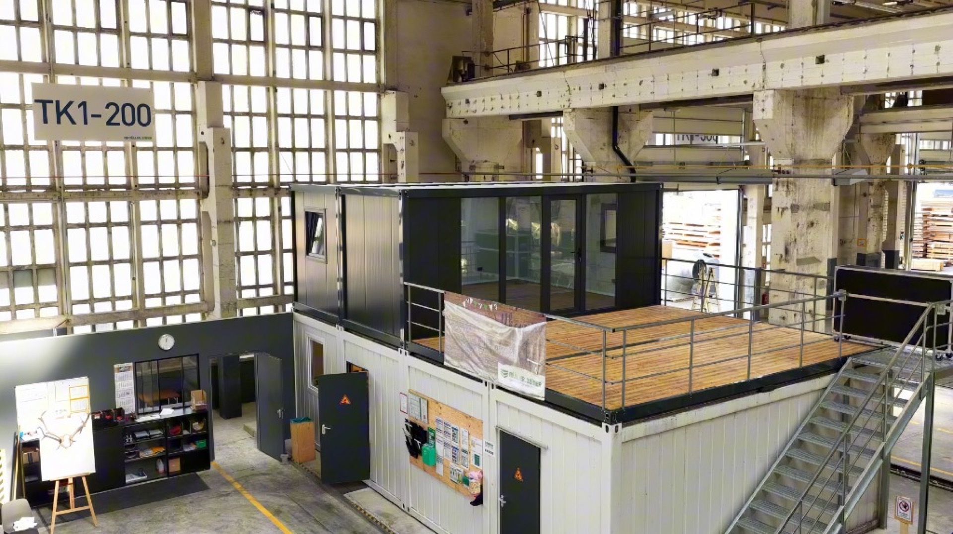 Zweistöckige Büroanlage in der Industriehalle