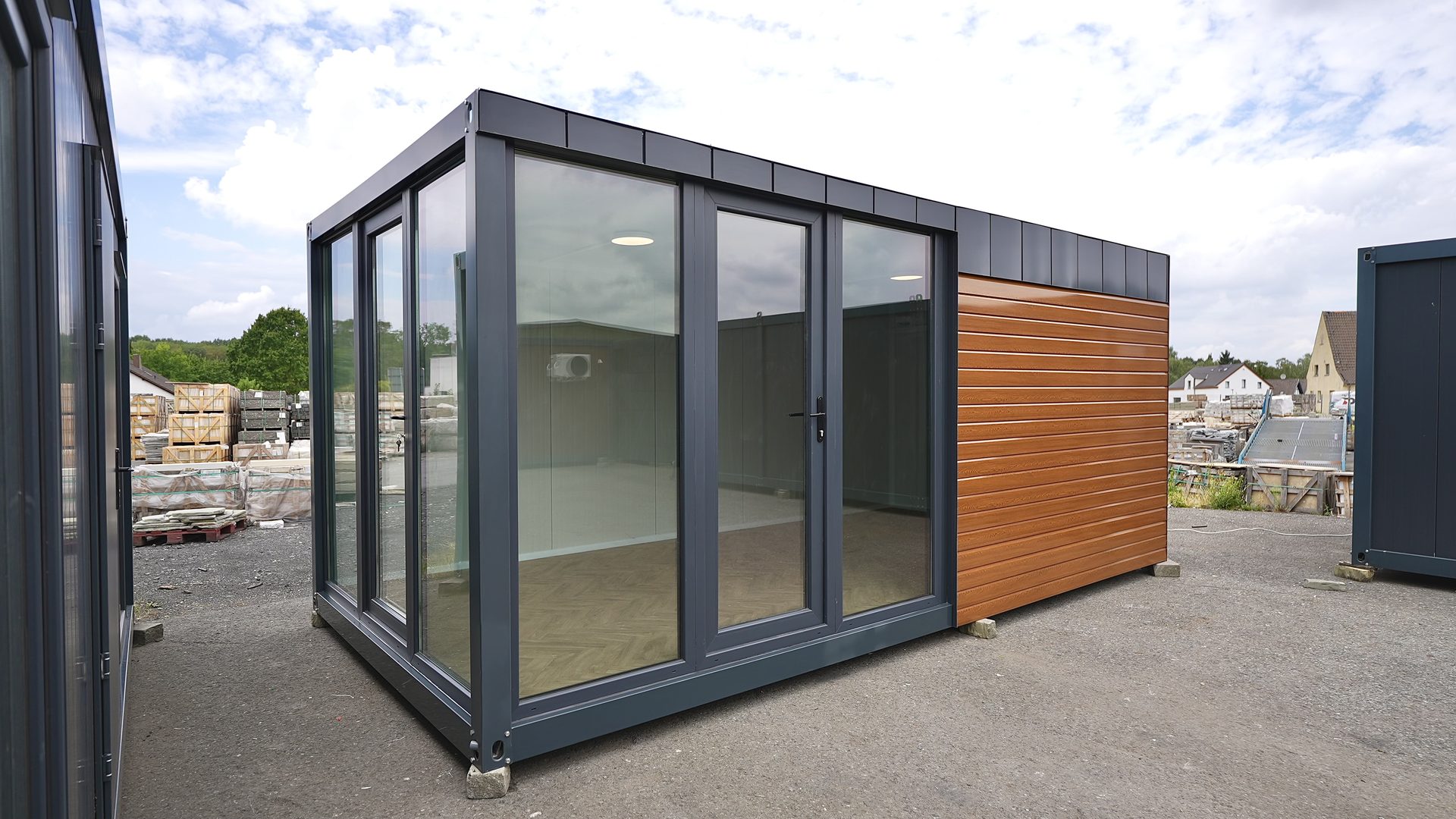 Modul mit Holzoptik, Anthrazit und Glasfront