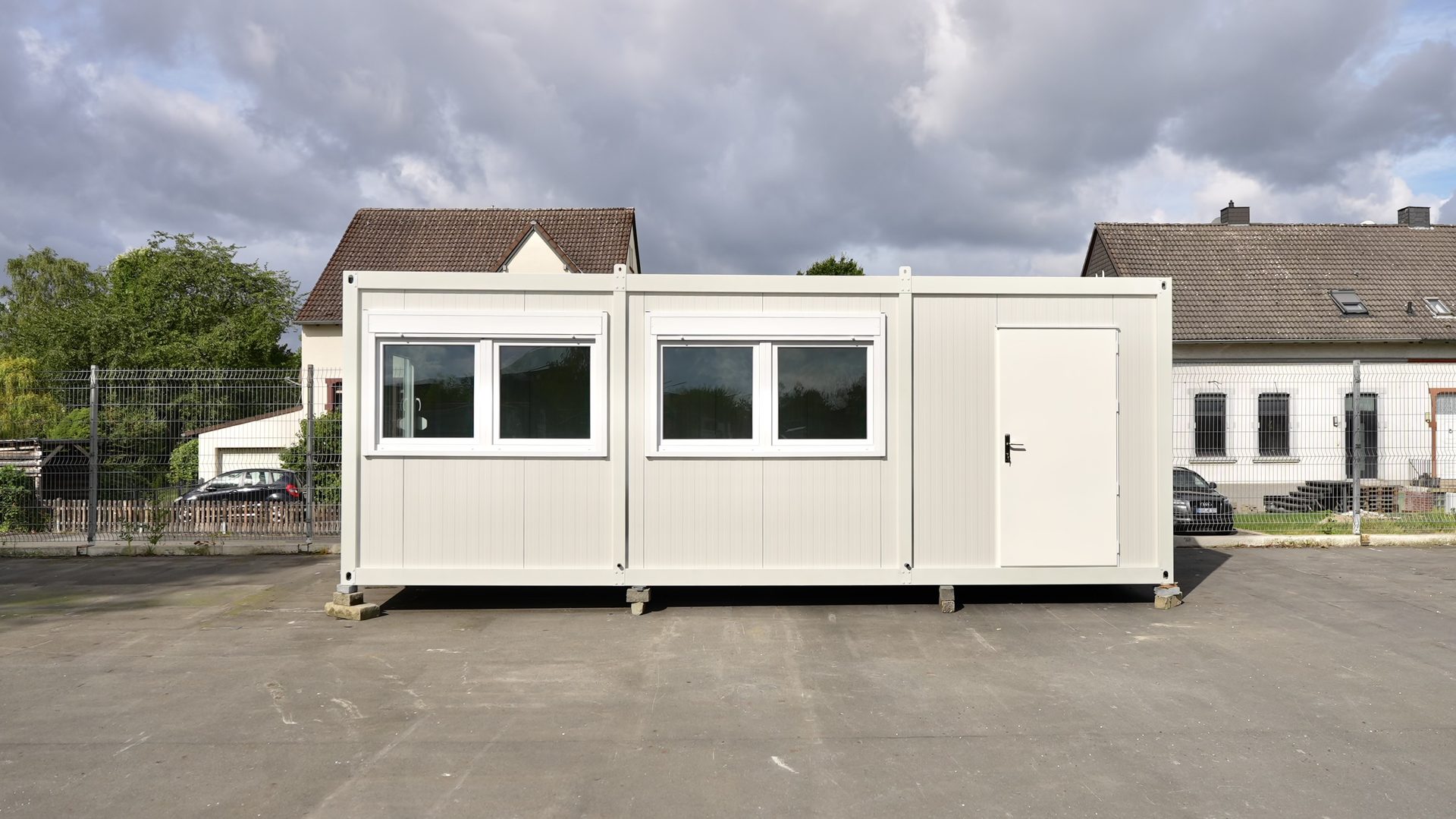 Helles Modulcontainer mit Rollläden und Eingangstür