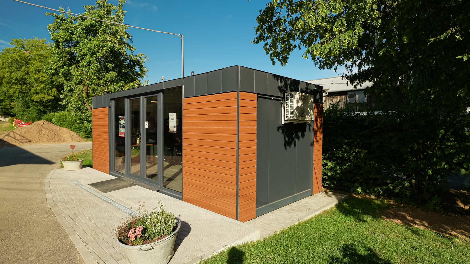 Spezialanfertigung mit Holzoptik und Glasfront