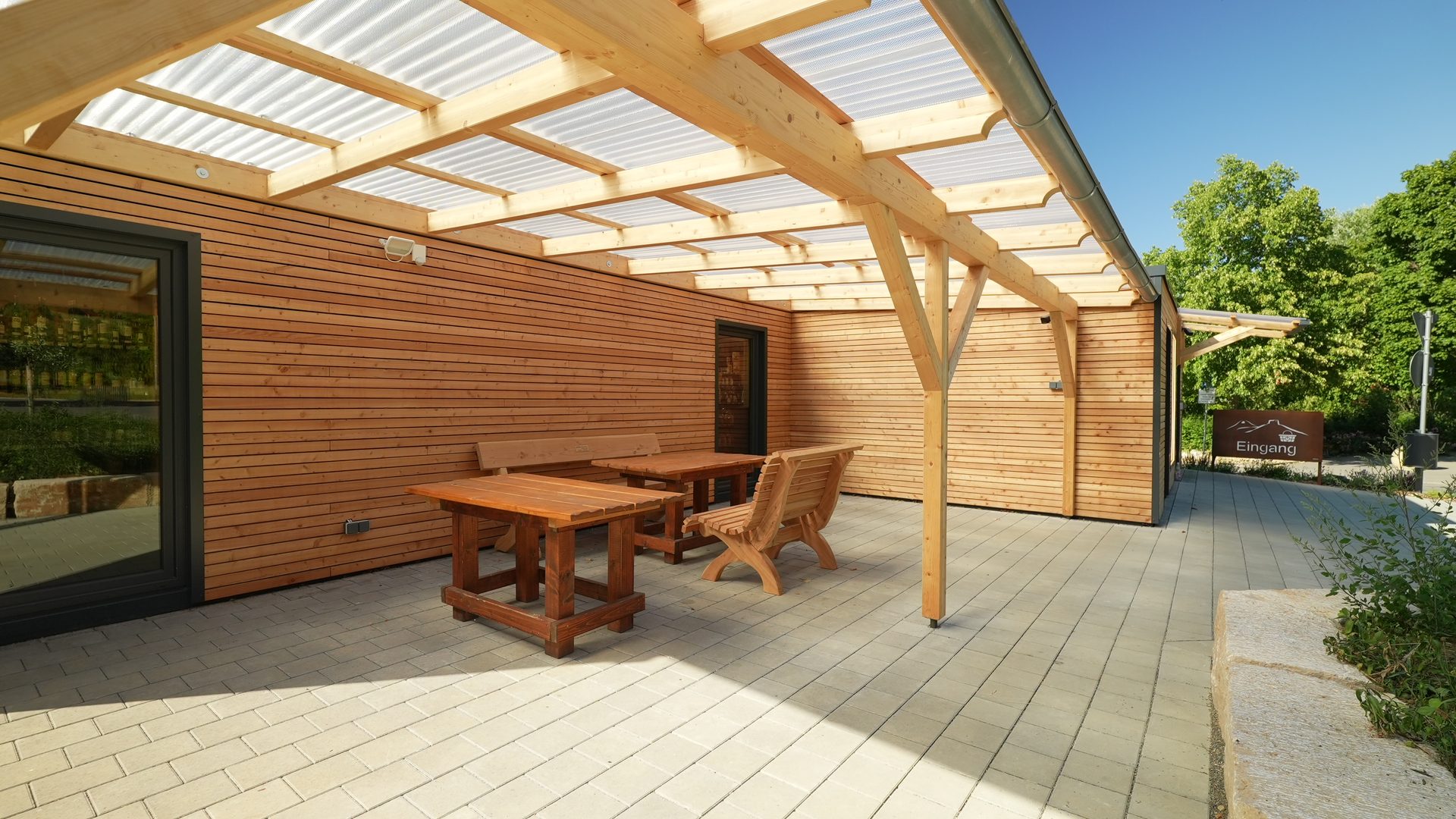 Holzfassade mit überdachter Terrasse